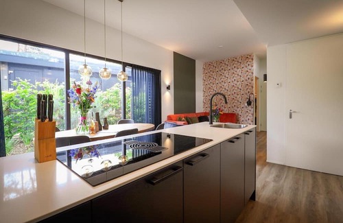 Elst House | These Eco-Lodges are equipped for 12 people and have one hot tub. From your own terrace, you can therefore completely relax and enjoy your own wellness moment!