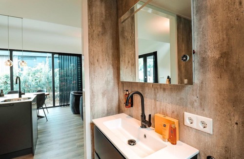 Elst House | These Eco-Lodges are equipped for 12 people and have one hot tub. From your own terrace, you can therefore completely relax and enjoy your own wellness moment!