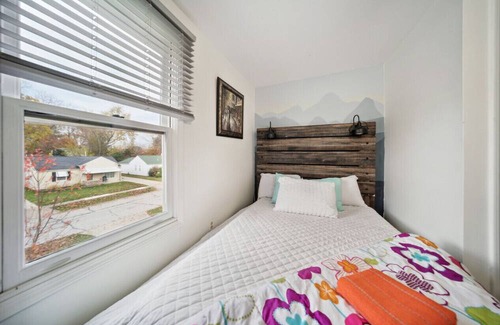 Mayfield Heights House | Charming Colorful Cottage