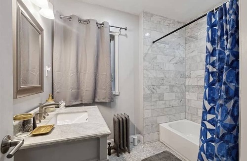 Grosse Pointe House | Large Modern Chic Detroit Getaway