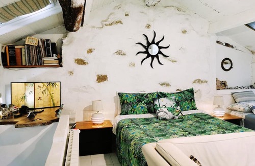 Latte Apartment | With a fantastic view of the sea and the coast, this cozy vacation apartment welcomes you to a green
