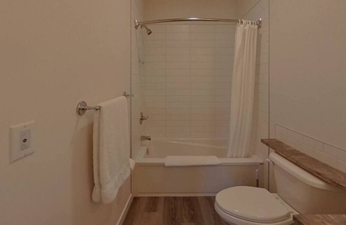 Hinton Apartment | King Suite at Creekstone