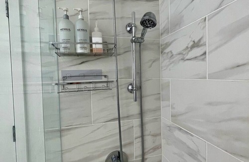 Glendale Apartment | Cozy Family Retreat by Magic Mountain - Timeless Charm Awaits