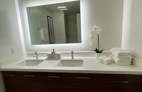 Glendale Apartment | Cozy Family Retreat by Magic Mountain - Timeless Charm Awaits