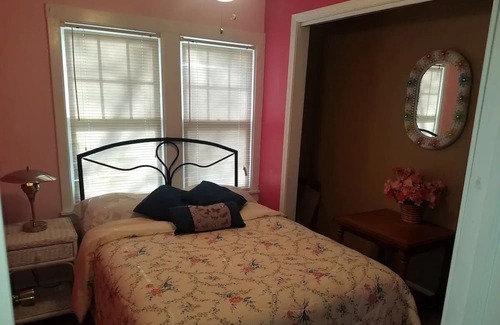 Colton Cottage | Waterfront 3 Bedroom Cottage - Free Kayaks, Canoes, Boats, Bikes, and Hot Tub!