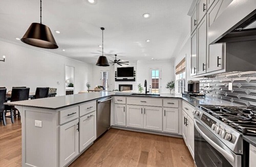 Bentonville House | New Furnished Home 4BR 2B Lg K, close to Corp and Region offices.
