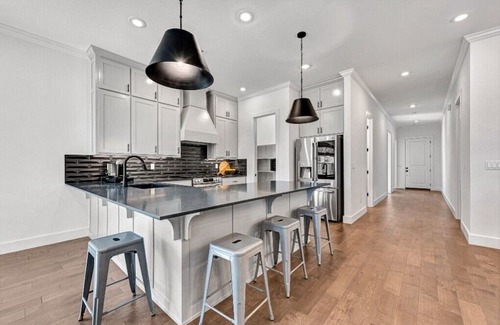 Bentonville House | New Furnished Home 4BR 2B Lg K, close to Corp and Region offices.