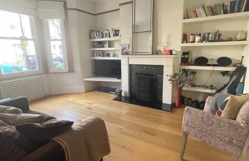 St. Helen's Apartment | Modern & Beautifully-lit 1BD Flat, Sheperd's Bush!