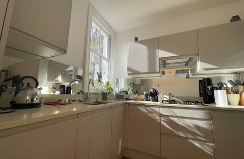 St. Helen's Apartment | Modern & Beautifully-lit 1BD Flat, Sheperd's Bush!