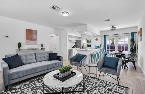 West Hollywood Apartment | 3 Bedroom 722432 by Houzlet