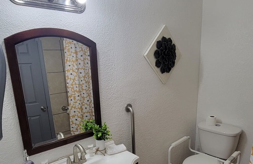El Paso House | Adorable Cottage Rented By Room 2