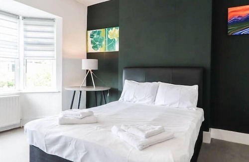 Leyton House | Exquisite Spacious 7BR Residence in Prime London