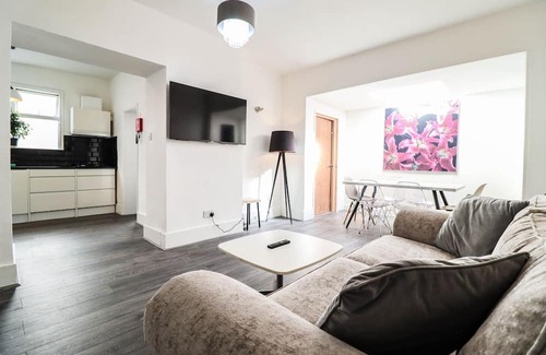 Leyton House | Exquisite Spacious 7BR Residence in Prime London