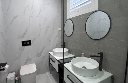 Catherine Hill Bay Apartment | Blue Moon Getaway, cozy, relaxing... stones throw from the beach and the lake