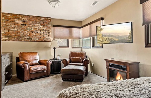 Woodlands House | happy bear · The Happy Bear Cabin Modern Woodsy Cabin + Hot Tub