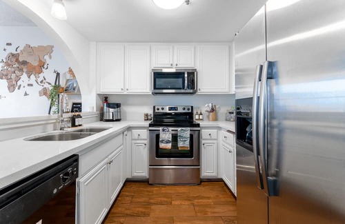 Harbor Condo | The Seaside Siesta - Free Parking, W/D, Fast WiFi