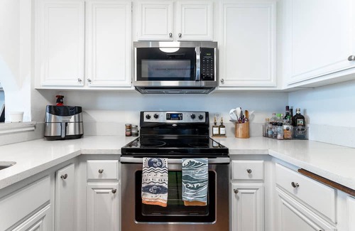 Harbor Condo | The Seaside Siesta - Free Parking, W/D, Fast WiFi