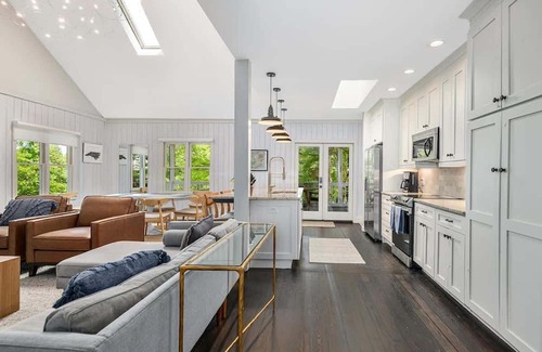 Saluda House | Tree Blew Inn: free daily activities, cozy rooms.