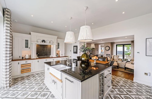 Glasgow Other | Exquisite Farmhouse Near Glasgow with Views