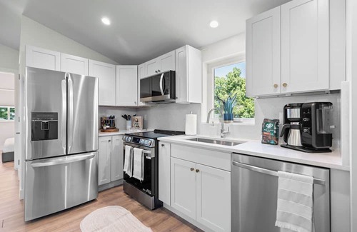 Sunnyside Apartment | Walkable 2BR Close to downtown, hiking, Red Rocks
