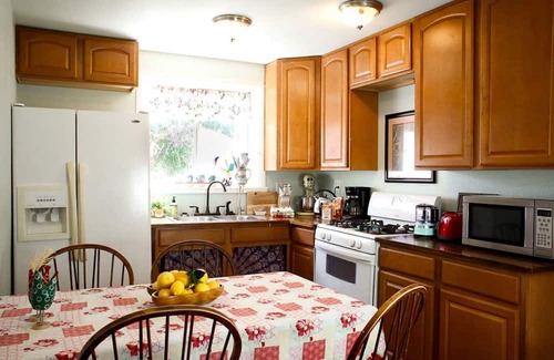 Rainbow CDP Cottage | Pet Friendly Breathtaking Cottage with Great Views and Hot-tub in Rainbow, California