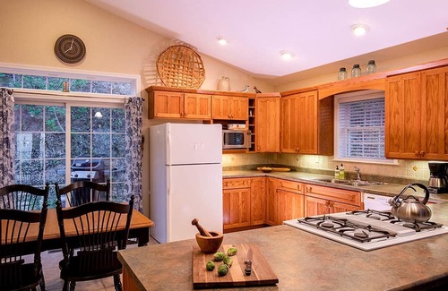 Robbinsville Cottage | Cozy Cottage with a Jacuzzi in the Snowbird Mountain Range with Views of Lake Santeetlah, North Carolina