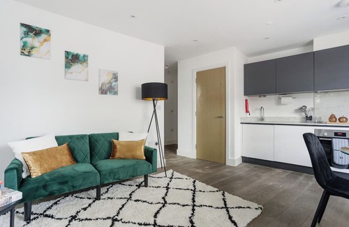 Chelmsford Apartment | Vibrant city centre apartment stay- stylish home from home