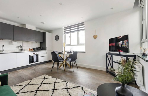 Chelmsford Apartment | Vibrant city centre apartment stay- stylish home from home