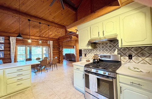 Proctor Cabin | Vermont Lodge Cabin with Mountain Views near Killington