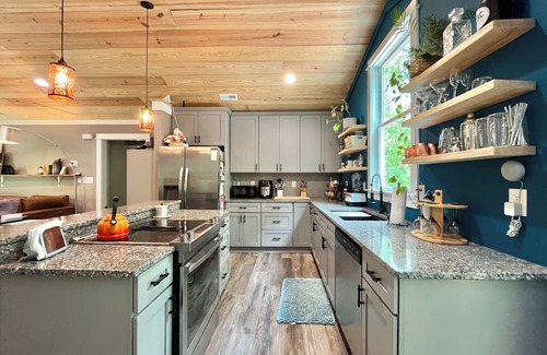 Burgaw Cabin | 3-br cabin with Private Dock on the River, covered porch and large back deck