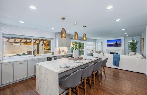 Mission Viejo House | Modern SoCal Escape with Outdoor Grill & Lush Lounge Areas | Casa Cordero