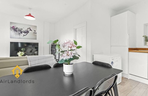 Coldharbour Apartment | Exclusive 2 Bedroom Flat near Loughborough Junction!