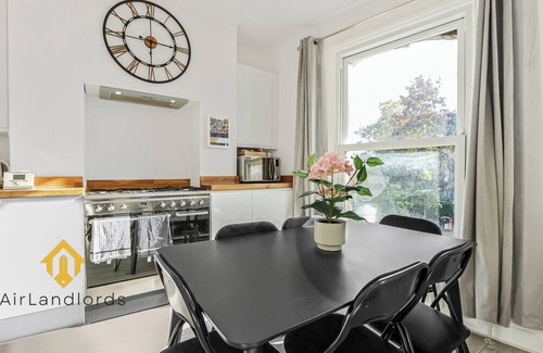 Coldharbour Apartment | Exclusive 2 Bedroom Flat near Loughborough Junction!