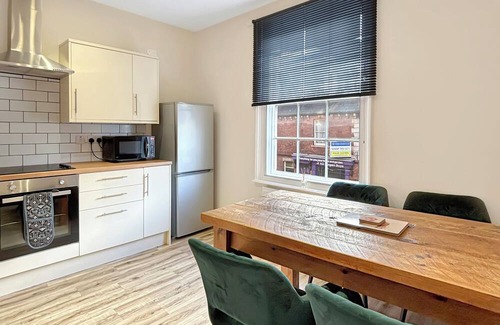 Newark Apartment | Sleeps 8 Central Spacious 2 bed Apartment Newark