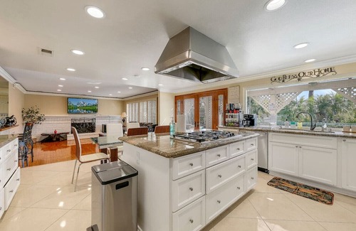 Midway City House | FV20-ST Spacious home w/pool. 15 min from HB pier