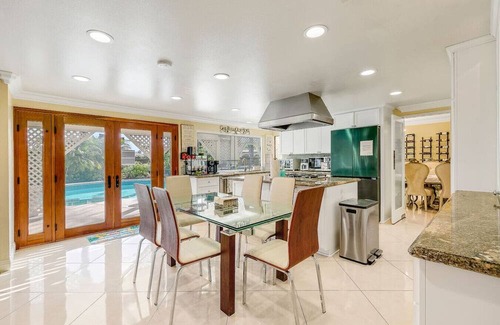 Midway City House | FV20-ST Spacious home w/pool. 15 min from HB pier