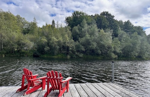 Shefford Ski Chalet | Family home in beautiful forested mountain on serene lake