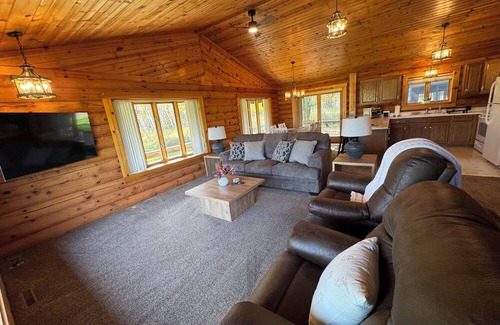 Marshfield House | Quiet 2 Bedroom Country Home - Minutes from Marshfield