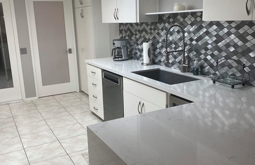 Araby House | JUST fully remodeled-Single Story 3/2 with pool/spa/tennis/pickleball &fireplace