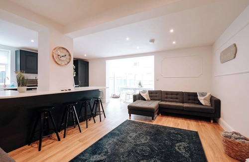 Gorleston-on-Sea House | Ivory House - Beautiful 6 Bedroom House