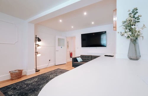 Gorleston-on-Sea House | Ivory House - Beautiful 6 Bedroom House