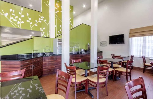 Temple Terrace Hotel | Enjoy Proximity to MOSI at This Charming Room w/Comfortable Atmosphere