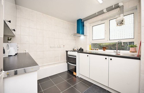 Stratford and New Town Apartment | Stylish Stratford London E15 Stay Sleeps 4 + Near Tube & City