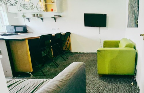 Bramcote Apartment | Comfy 3BR Flat on Quiet Street in Wollaton with FREE Parking