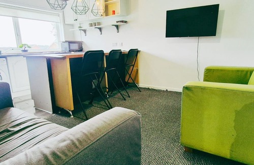 Bramcote Apartment | Comfy 3BR Flat on Quiet Street in Wollaton with FREE Parking