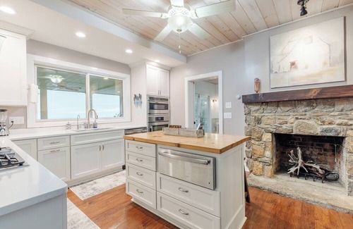 Lynn House | Fin & Fig | Mountain Views + Hot Tub