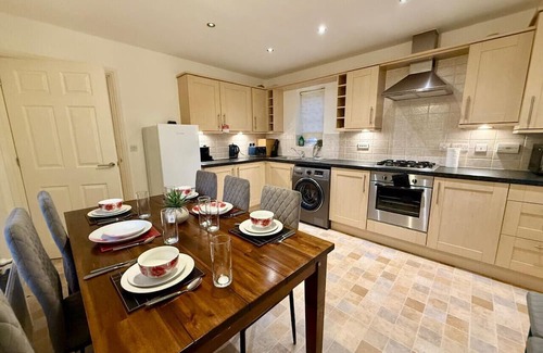 Swindon House | Doulton Close Long Stays Free Parking Book Now