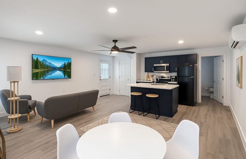 Lakeland House | Charming 6-bedroom 2 home property house with AC in Lakeland