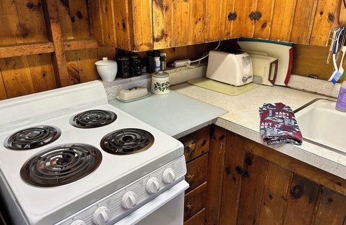 Truro Cottage | Charming 2-bedroom cottage on Truro Kettle Pond