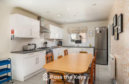 Marcham House | Pass the Keys | Spacious, Modern Family Home - 20 mins to Oxford